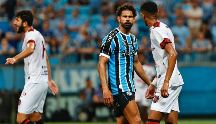 Diego Costa, no Grêmio, elogiado por Renato