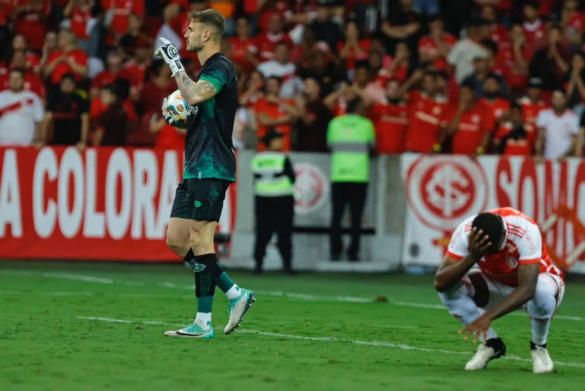 Goleiro sabia? Jogador do Juventude teria alertado antes que Robert Renan "cava todas" Robert Renan errou contra o Juventude