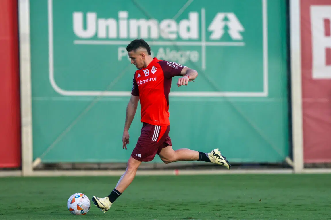 Provável titular na terça, Borré faz gol de perna esquerda em treinamento; veja o lance Borré pelo Inter