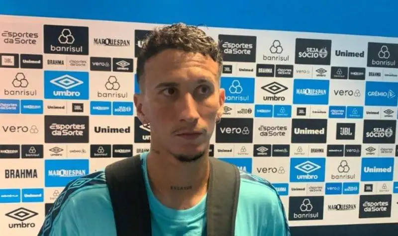 Diori explica por que também daria só amarelo para zagueiro do Santos contra o Grêmio Dodi pelo Grêmio