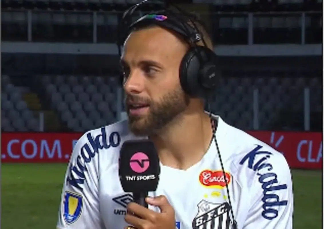 Guilherme com a camisa do Santos, ex-Grêmio