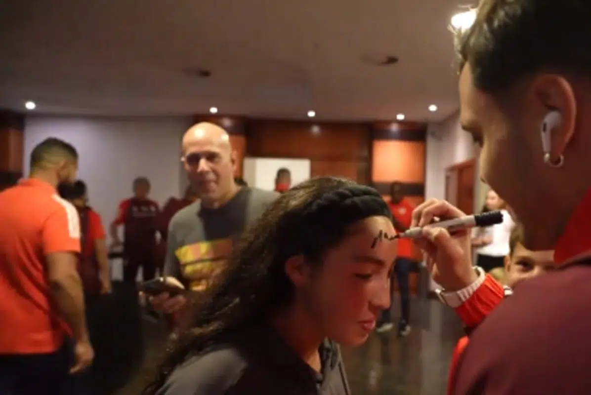 Mauricio inova e dá autógrafo na testa de jovem torcedora do Inter em Caxias; assista Mauricio pelo Inter