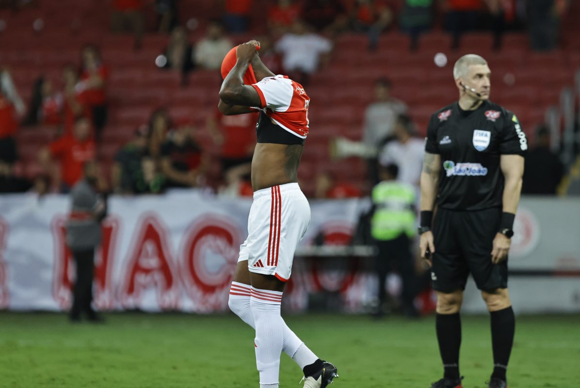 "Precisou ser contido": jornalista revela jogador mais irritado com Robert Renan no vestiário Robert Renan vacilou pelo Inter