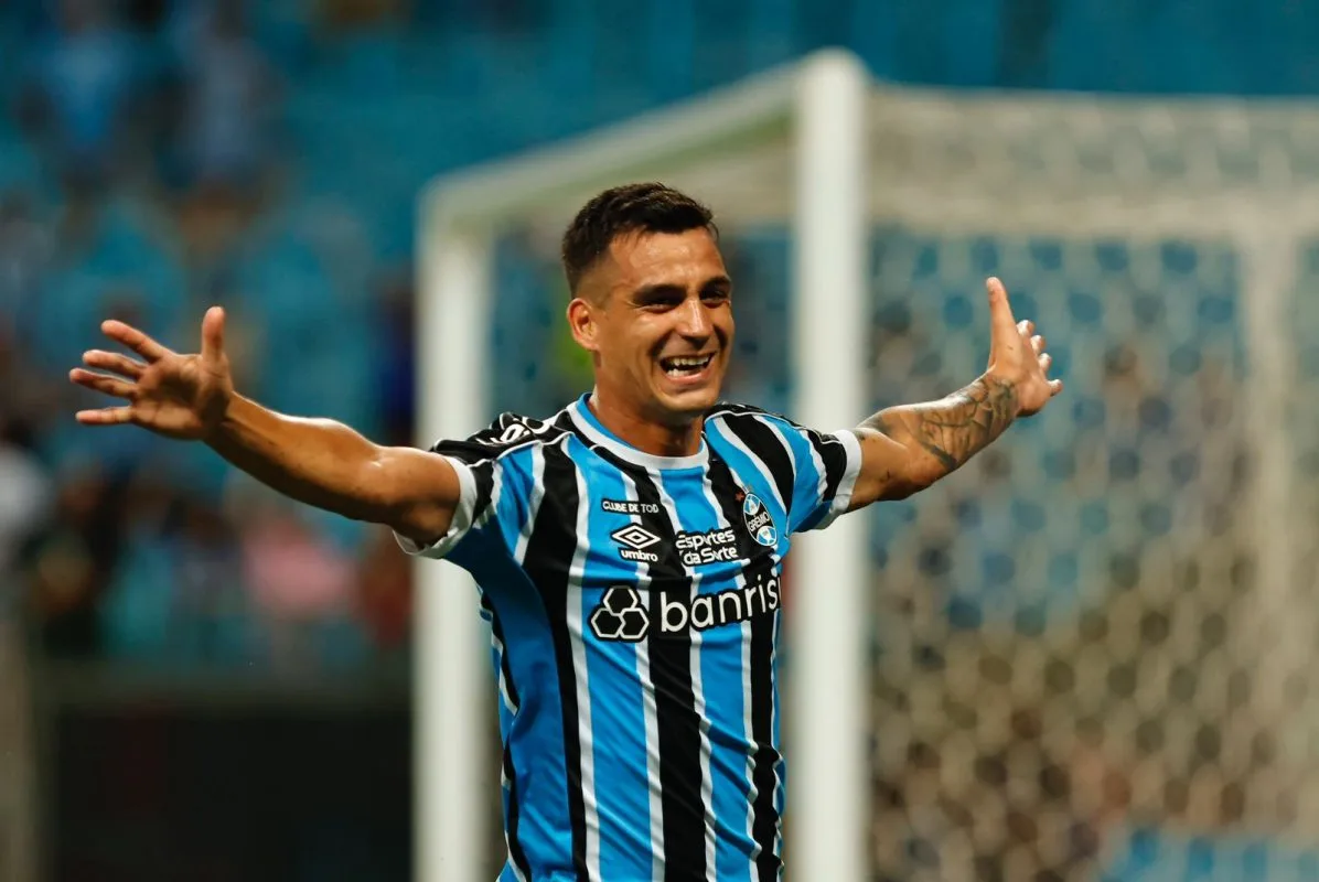 Cristaldo, no Grêmio, elogiado por Renato