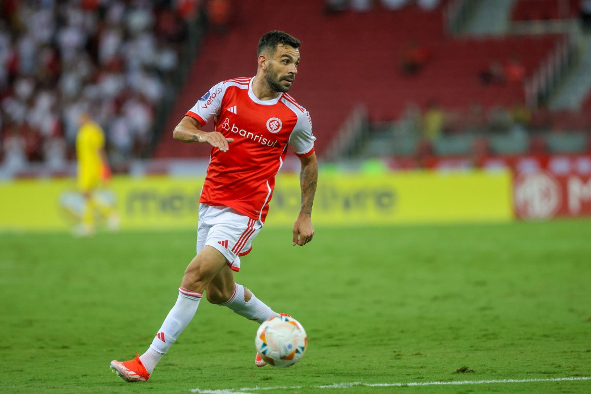 Bruno Henrique relembra "turbulência" no Inter e vê Roger como diferencial: "Jogos consistentes" Bruno Henrique pelo Inter