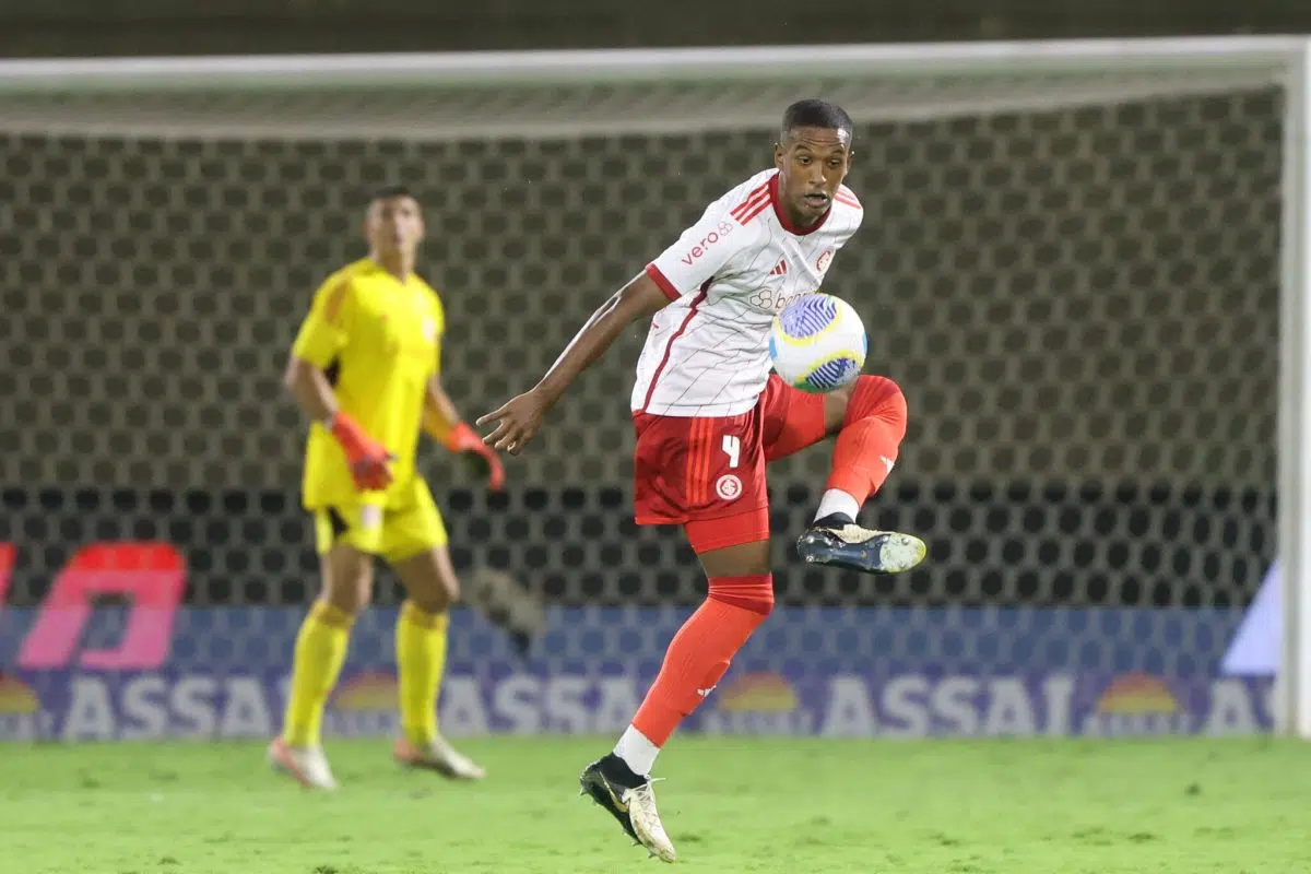 Elogiado por Coudet, Robert Renan se manifesta na web após voltar a jogar pelo Inter Robert Renan com a camisa do Inter diante do Palmeiras