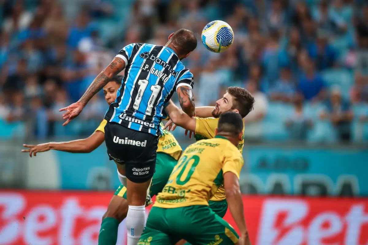 JP Galvão quase marca golaço de bicicleta e é alvo de brincadeira de Renato: "Duro sou eu" JP Galvão pelo Grêmio