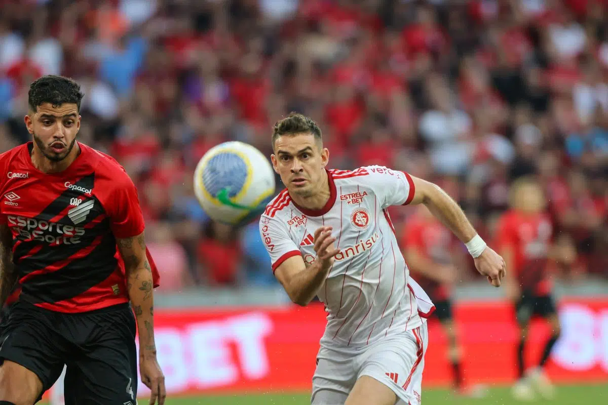 Ainda não fez: Borré perde gol sem goleiro em derrota do Inter e irrita torcida nas redes Borré com a camisa do Inter