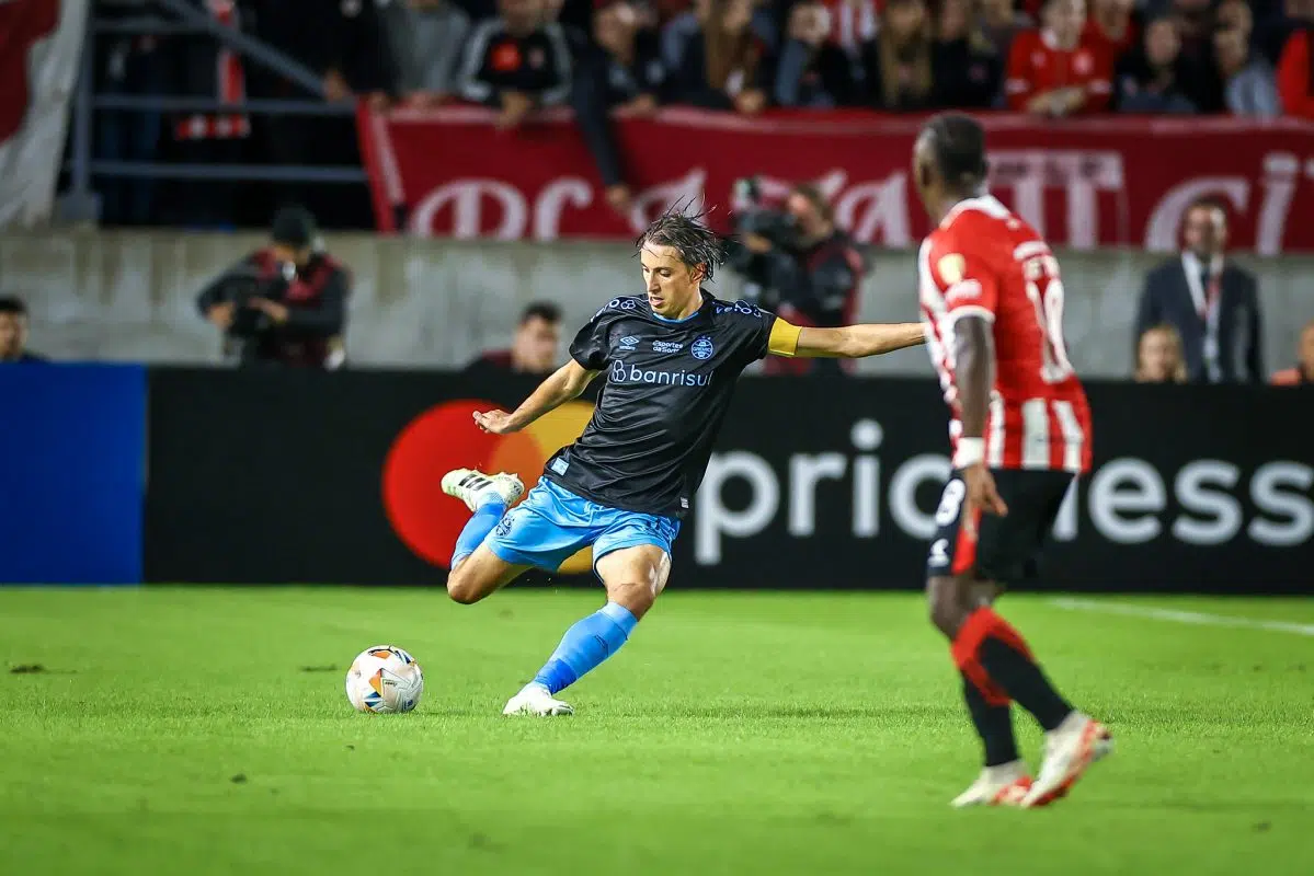 Lance de Geromel ajudando a defesa do Grêmio o braço fraturado