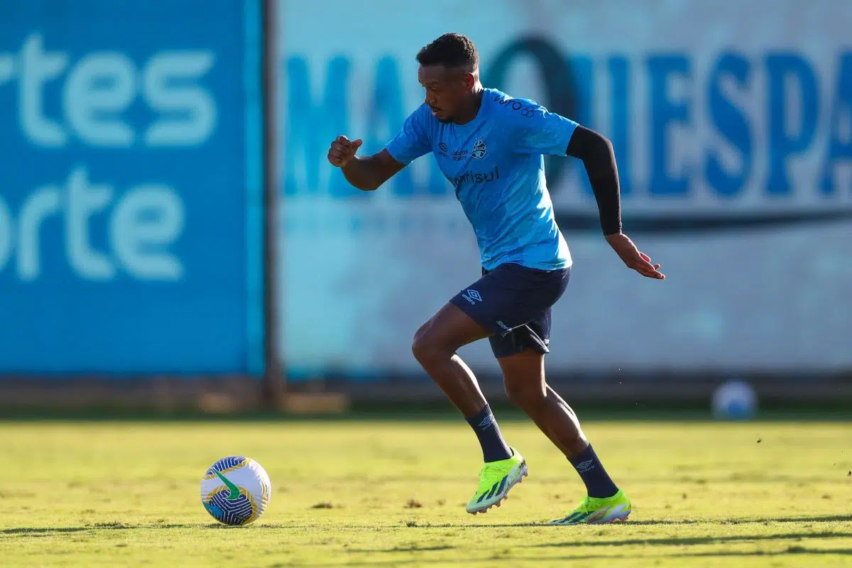 Edenilson com a camisa do Grêmio