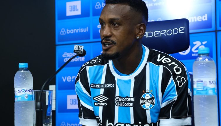 Edenilson pelo Grêmio