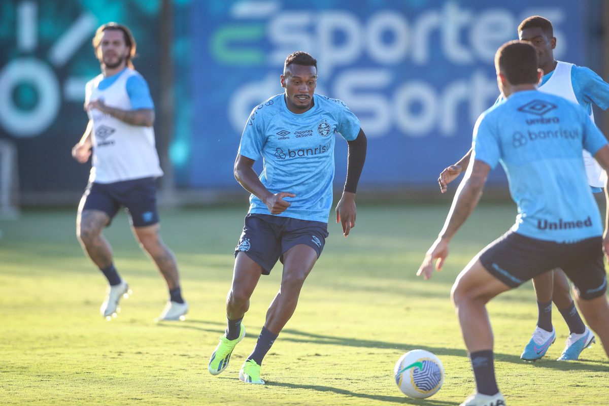Edenilson pelo Grêmio
