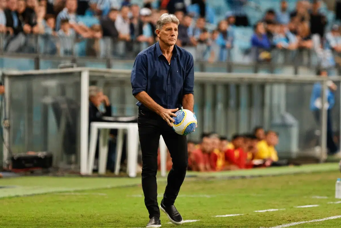 Renato relata falta de água em hotel, viaja ao Rio de Janeiro e promete seguir ajudando o RS Renato na vitória do Grêmio