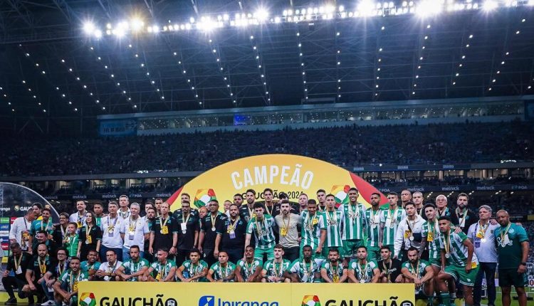 Nenê pelo Juventude contra o Grêmio