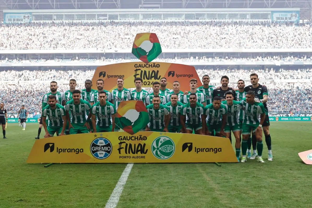 Novo reforço? Destaque do Juventude faz sinal para a torcida do Grêmio e assina bandeira tricolor Juventude perdeu a final para o Grêmio