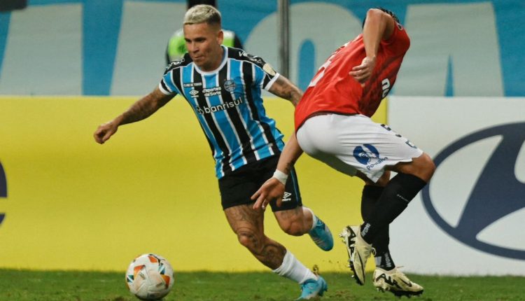 Soteldo teve dificuldades pelo Grêmio diante do Huachipato pela Libertadores