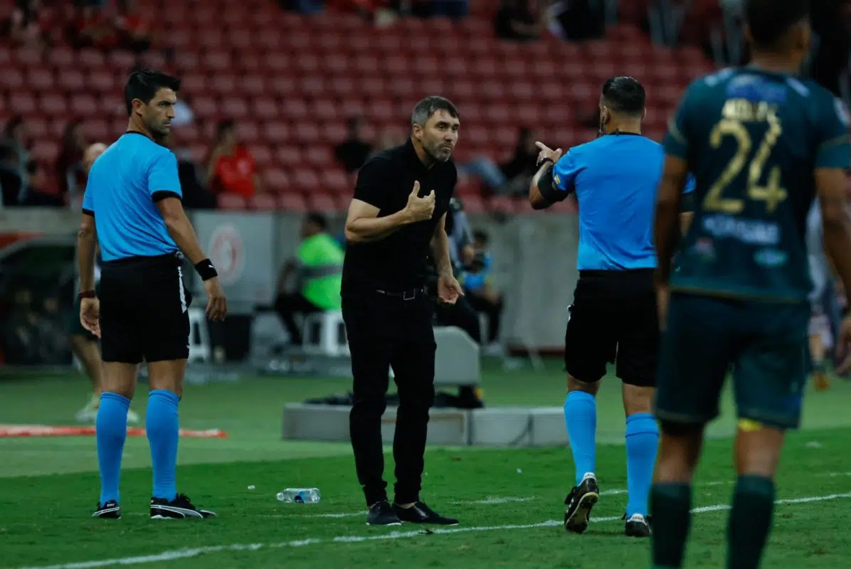 Coudet não concorda com "bagunça tática" no Inter e diz que sente o apoio dos jogadores Coudet pelo Inter