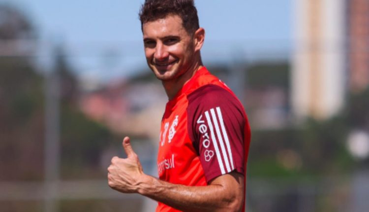 Alario de volta aos treinos do Inter