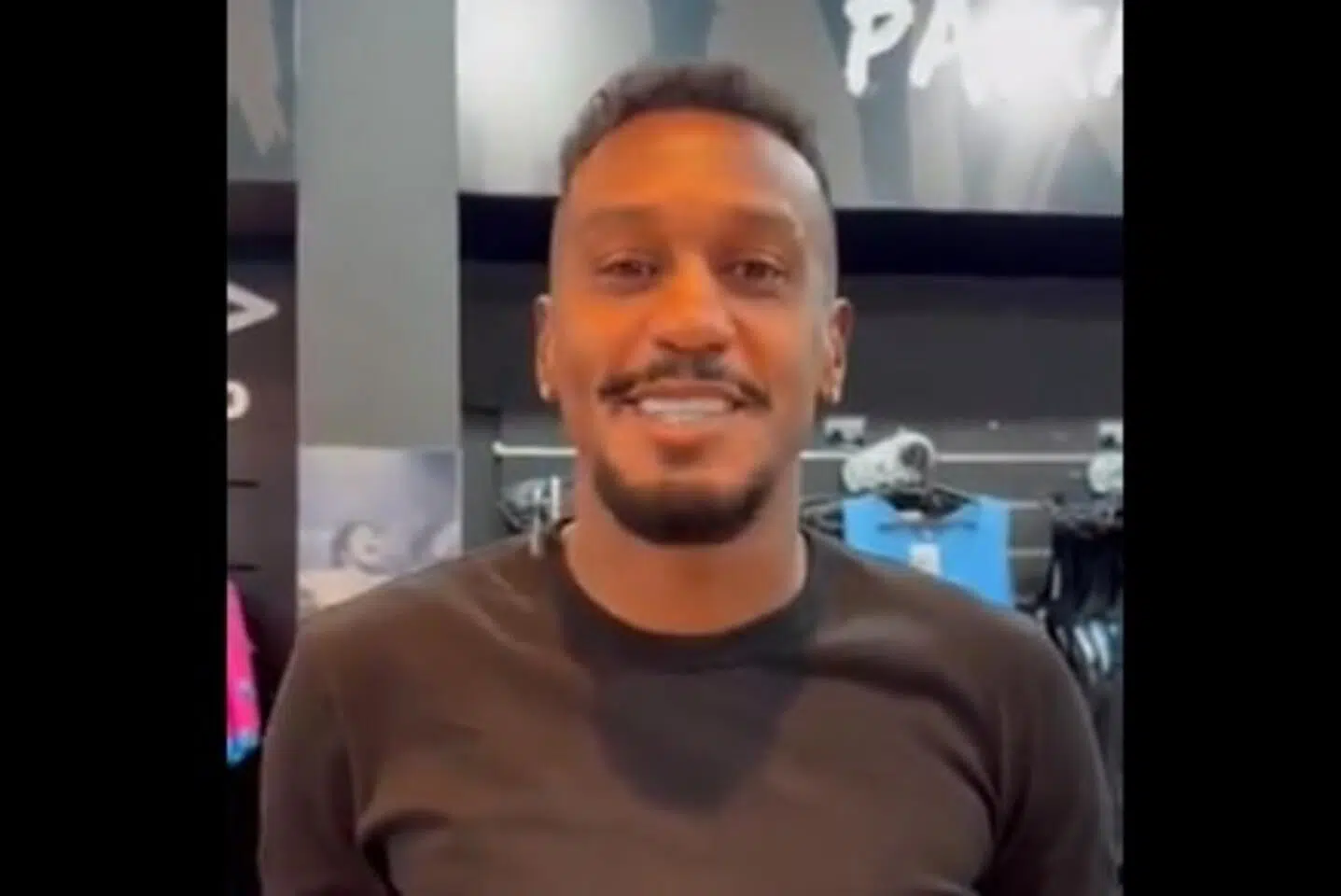 Edenilson compra camisas do Grêmio para os filhos e fala as primeiras palavras como atleta do clube Edenilson como jogador do Grêmio
