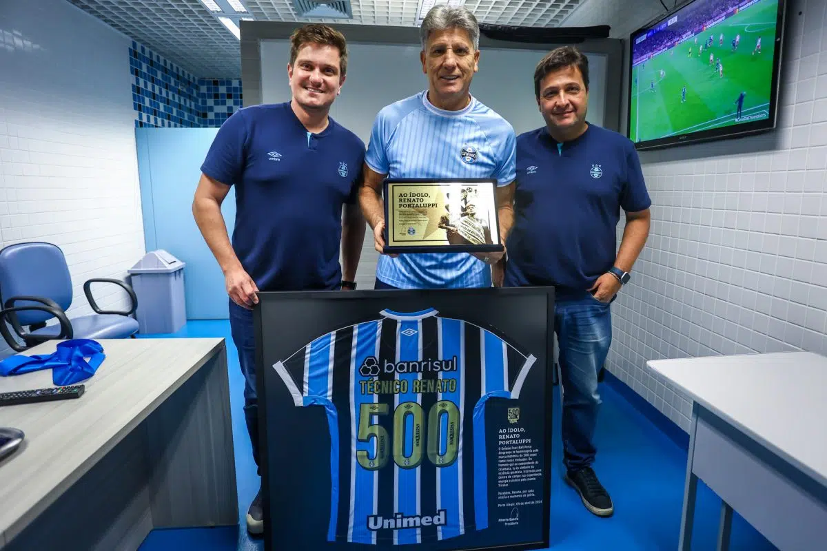 Renato recebe homenagem do Grêmio antes de jogo na Arena pelo Brasileirão; assista Grêmio