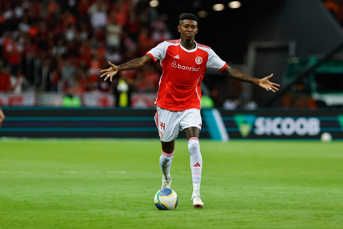 Após renovar com o Inter, Vitão faz agradecimento ao Shakhtar Donetsk: "Boas coisas estão por vir" Vitão com a camisa do Inter