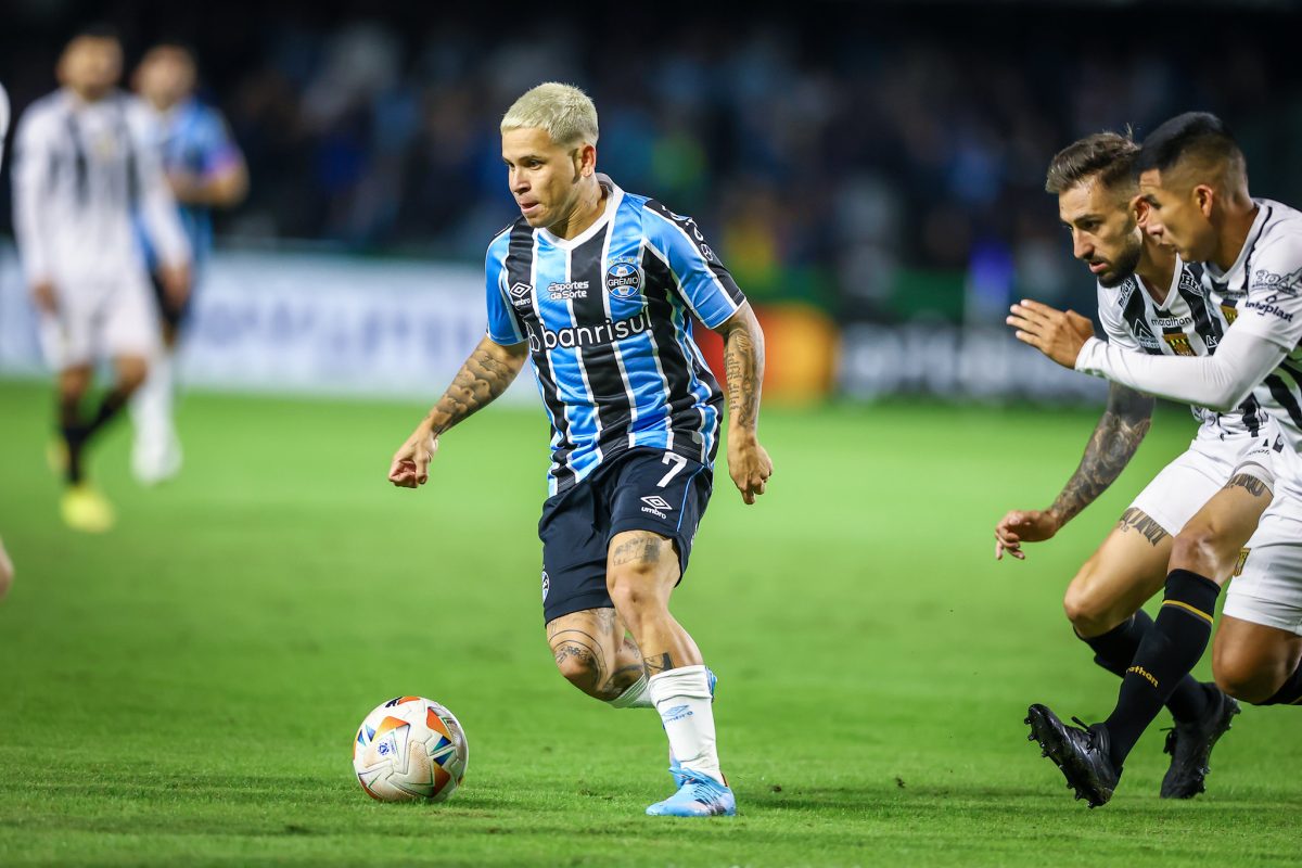 Santos acredita que Soteldo será jogador do Grêmio em definitivo: "Está se tornando ídolo" Soteldo pelo Grêmio de volta da Copa América