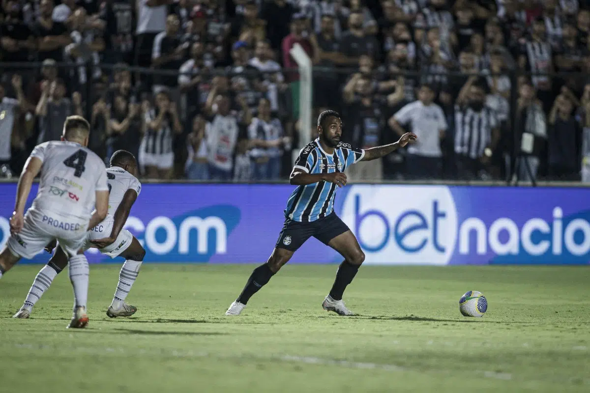 Eleito "melhor em campo" por Renato, Galdino projeta titularidade no Grêmio: "Faço o meu trabalho" Grêmio de Renato teve Galdino como titular