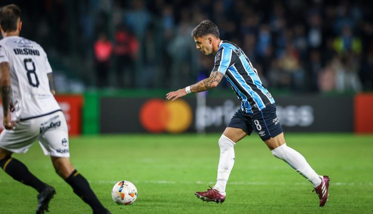 Carballo de volta ao Grêmio e com recado de Suárez