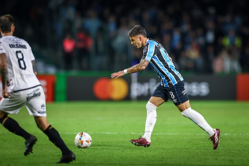 Carballo de volta ao Grêmio e com recado de Suárez