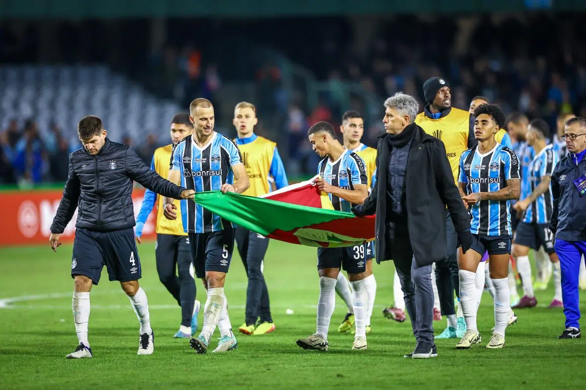 Após vitória, Renato reclama de outros clubes brasileiros: "Poucos gritaram a favor" Renato pelo Grêmio