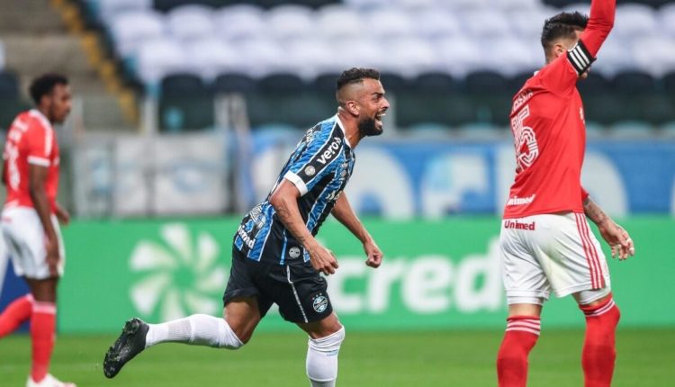 Maicon ex-Grêmio fazendo gol em Gre-Nal