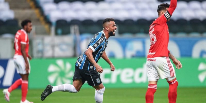 Maicon ex-Grêmio fazendo gol em Gre-Nal