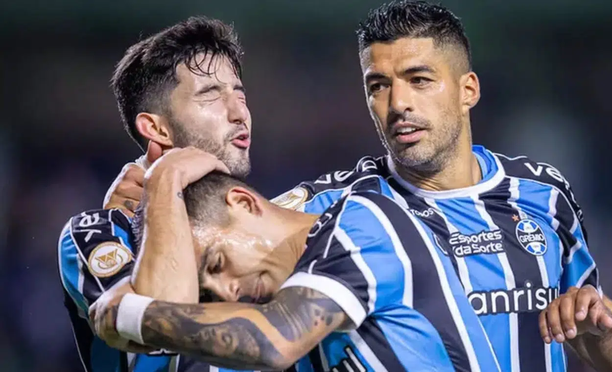 Festa da torcida, assistência de Suárez e gol no fim: como foi a última vez do Grêmio no Couto Pereira Suárez na época do Grêmio