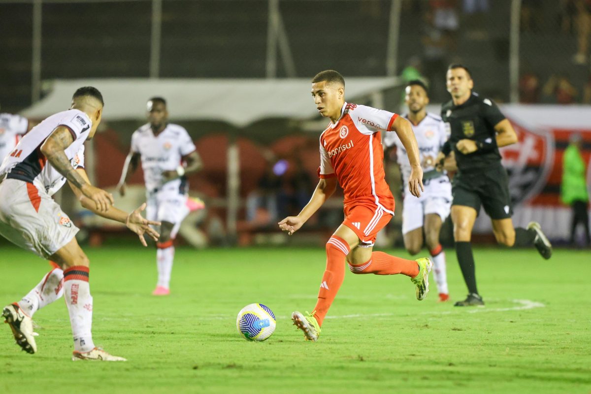 Gabriel Carvalho terá mais chances? A resposta de Roger sobre os jovens talentos do Inter Gabriel Carvalho pelo Inter de Coudet; agora com Roger