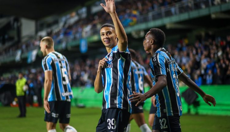 Gustavo Nunes pelo Grêmio