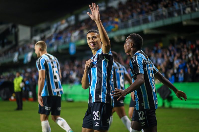 Gustavo Nunes pelo Grêmio