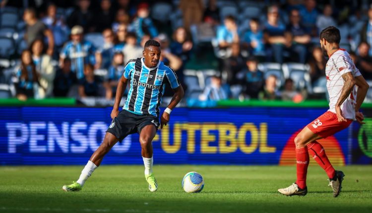 Edenilson com a camisa do Grêmio