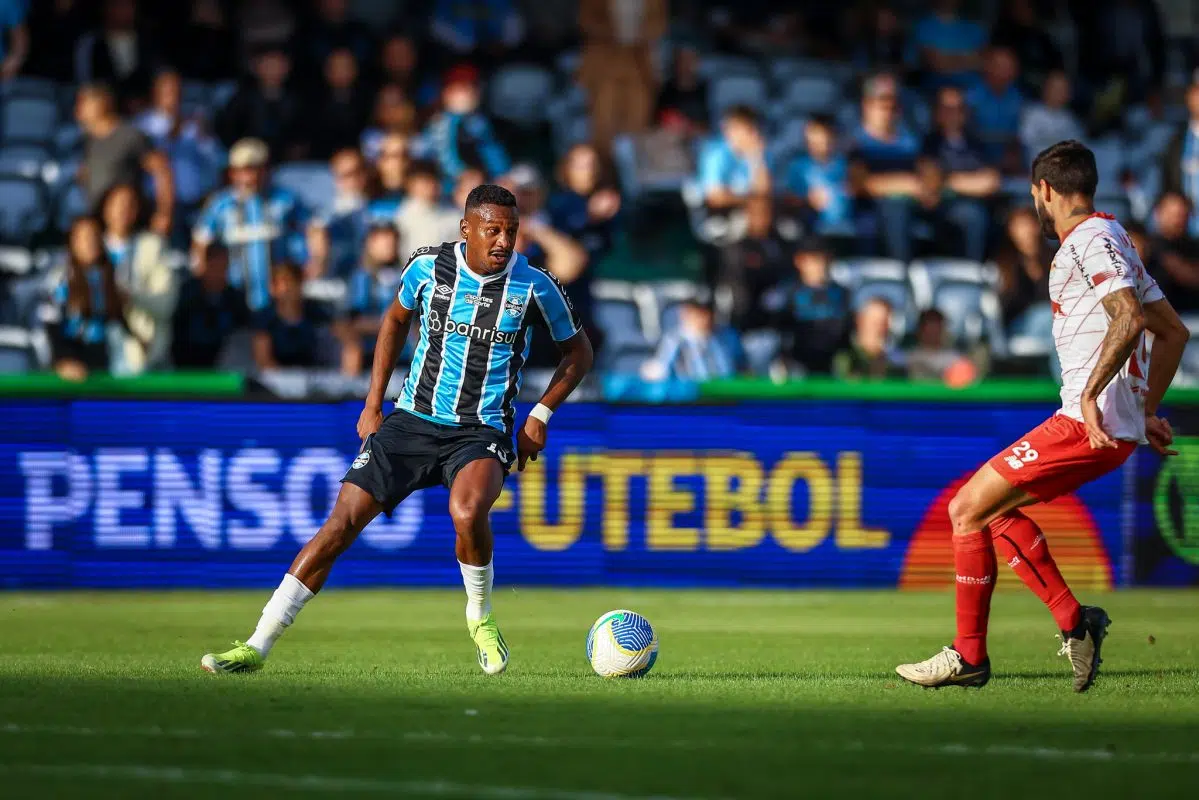 Edenilson com a camisa do Grêmio