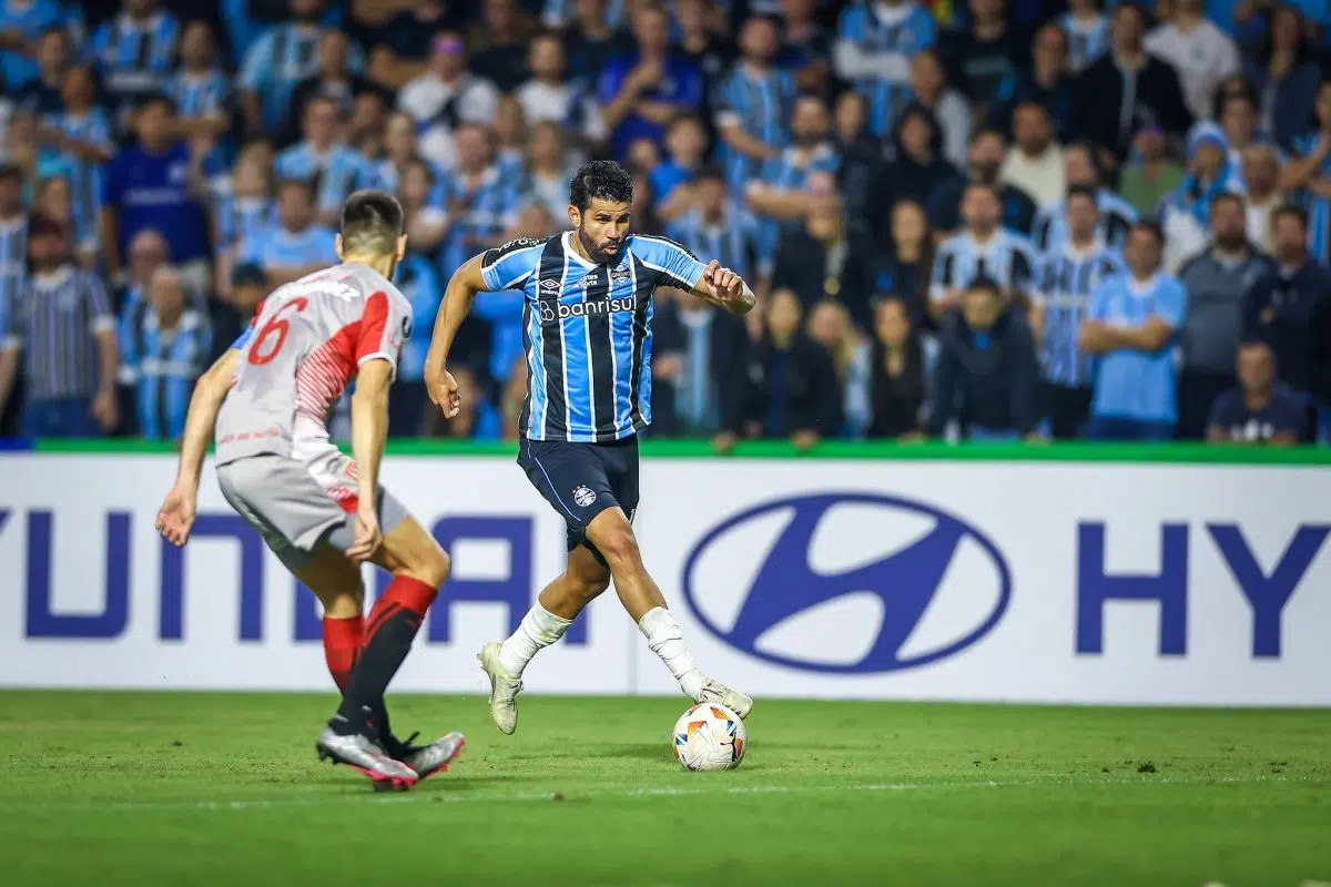 Vão seguir em 2025? Direção do Grêmio abre o jogo sobre Geromel, Soteldo e Diego Costa Diego Costa pelo Grêmio