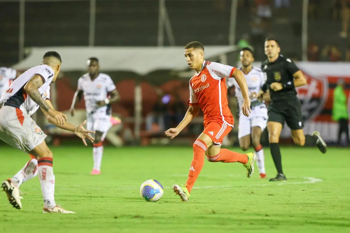 Coudet explica por que não vem dando mais oportunidades ao meia Gabriel Carvalho Gabriel Carvalho pelo Inter de Coudet; agora com Roger