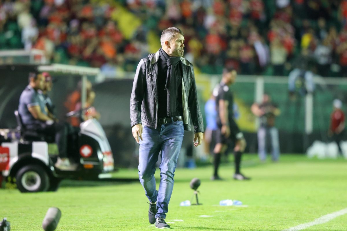 Guarda Popular promete só seguir apoiando Coudet em caso de classificação sobre o Juventude Eduardo Coudet pelo Inter