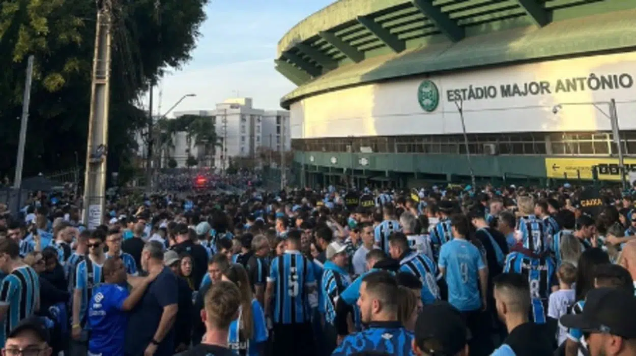 Torcida do Grêmio toma ruas de Curitiba antes de jogo pela Libertadores; veja a festa Grêmio em Curitiba