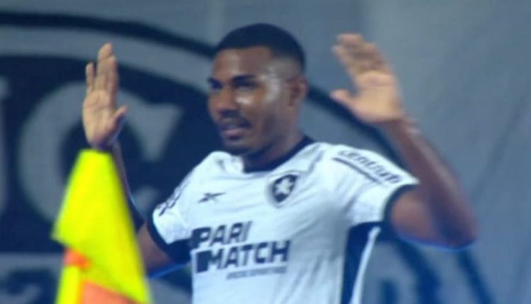 Cuiabano pelo Botafogo contra o Grêmio