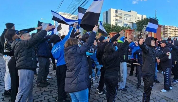 Torcedores em Caxias, na chegada do Grêmio