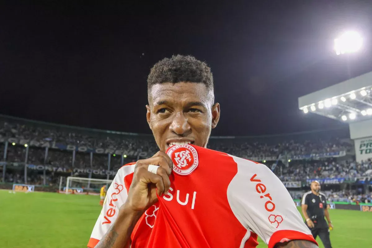 Vitão tira onda com lembrança de Rochet sobre Inter x River Plate: "Foi pra dar confiança" Vitão pelo Inter de Roger