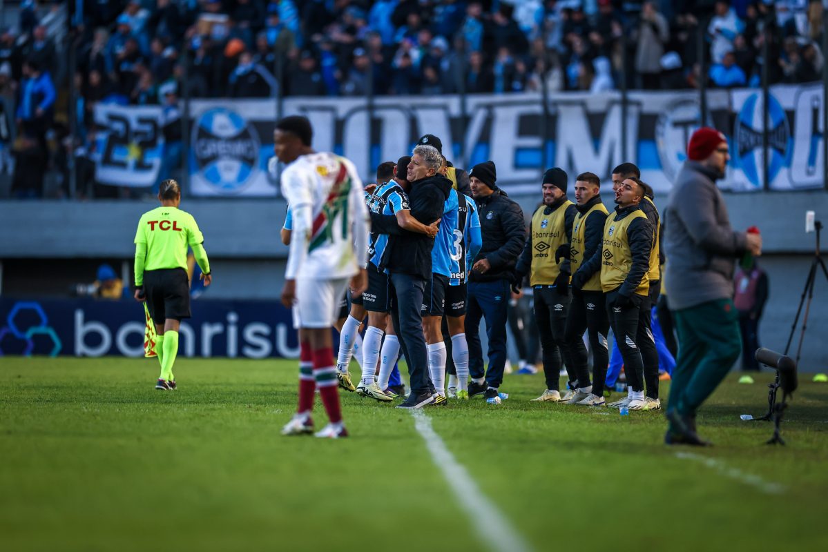 Vídeo - Kannemann e Renato comandam os discursos no vestiário antes de vitória do Grêmio Grêmio de Renato