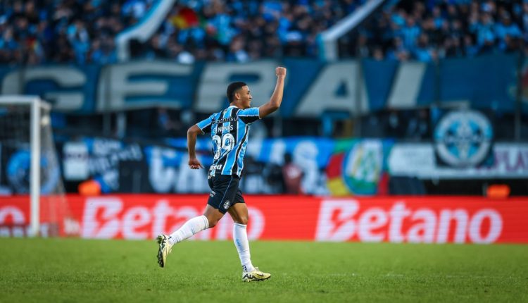 Gustavo Nunes pelo Grêmio