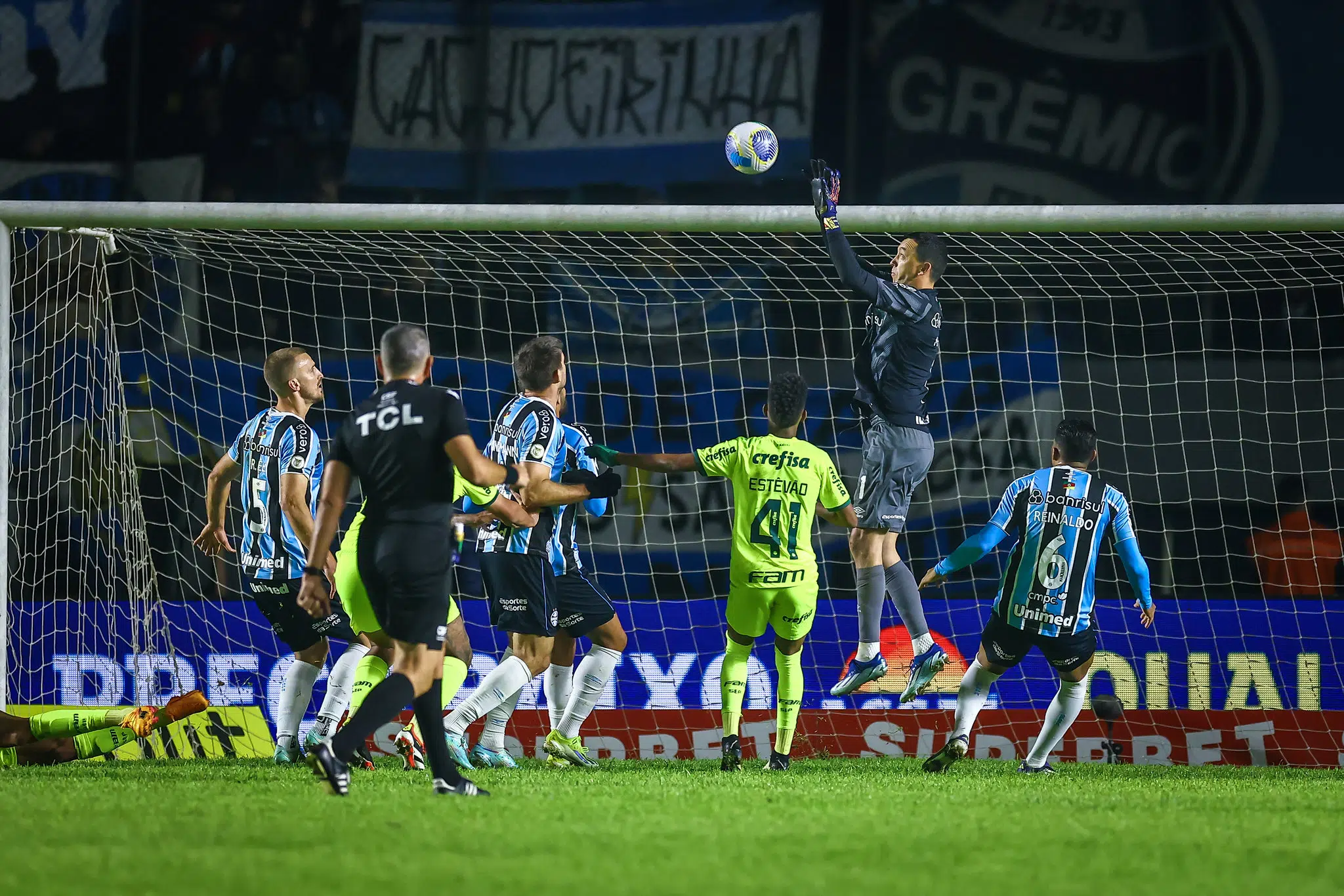 Para jornalista, Marchesín indicou que há problema no vestiário e se "inviabilizou" no Grêmio Marchesín pelo Grêmio
