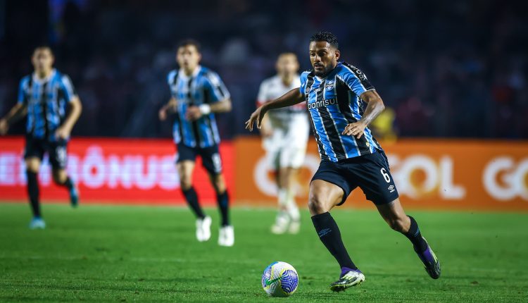 Reinaldo pelo Grêmio