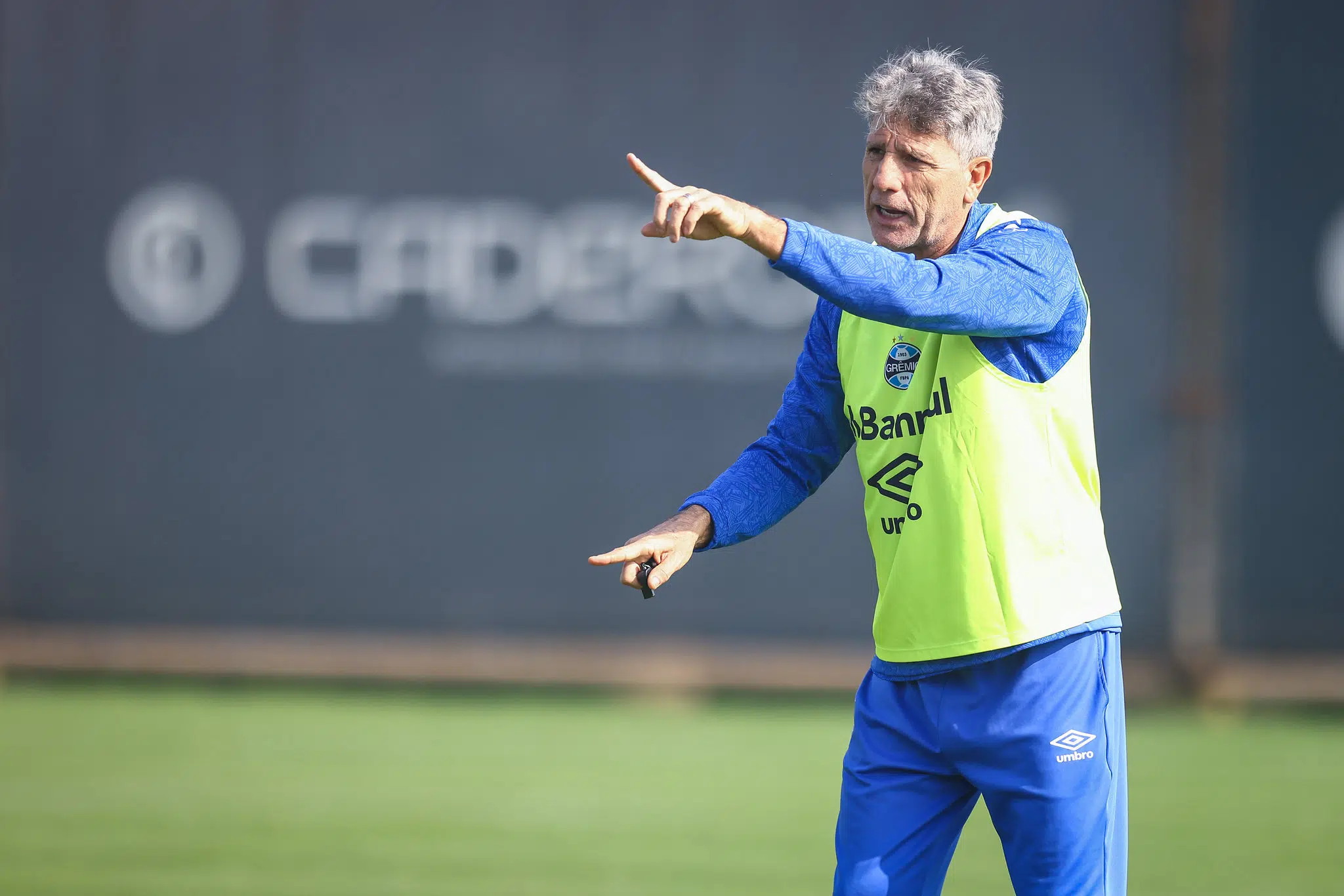 Novo atacante do Grêmio abre sorriso ao falar de Renato em coletiva: "É o maior daqui" Grêmio